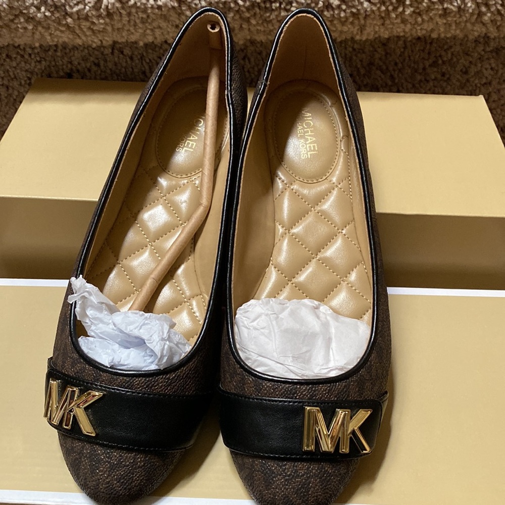 New MK Jilly Round Toe Ballet Flats shoes. Never worn. Comes with original box